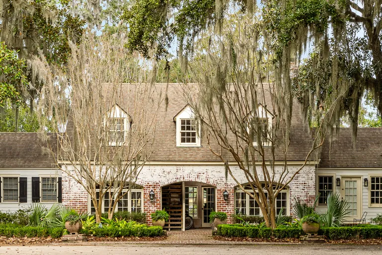 A country house wrapped in bare oaks and Spanish moss